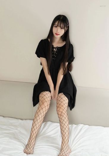 电车魔女三_十万网红美女美酱